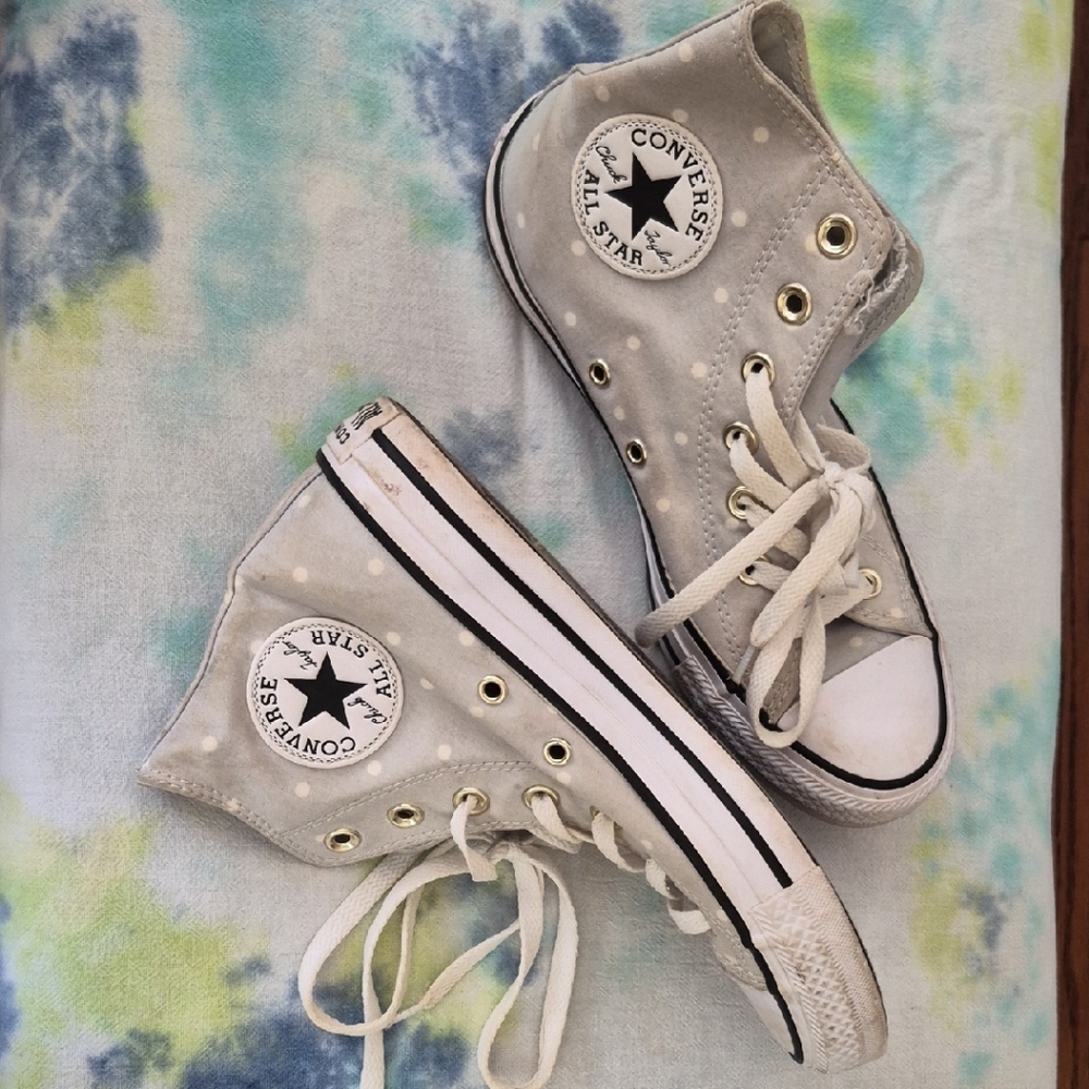 CONVERSE HIGH TOPS. GRAY DOTTTY ♡